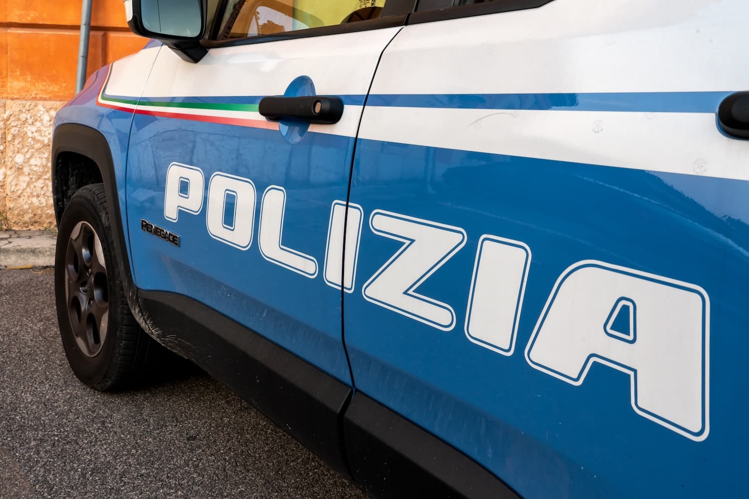 «Venite ho ucciso mia moglie», ma lei sta benissimo. La truffa ignorata che fa scattare la telefonata al 112: denunciato