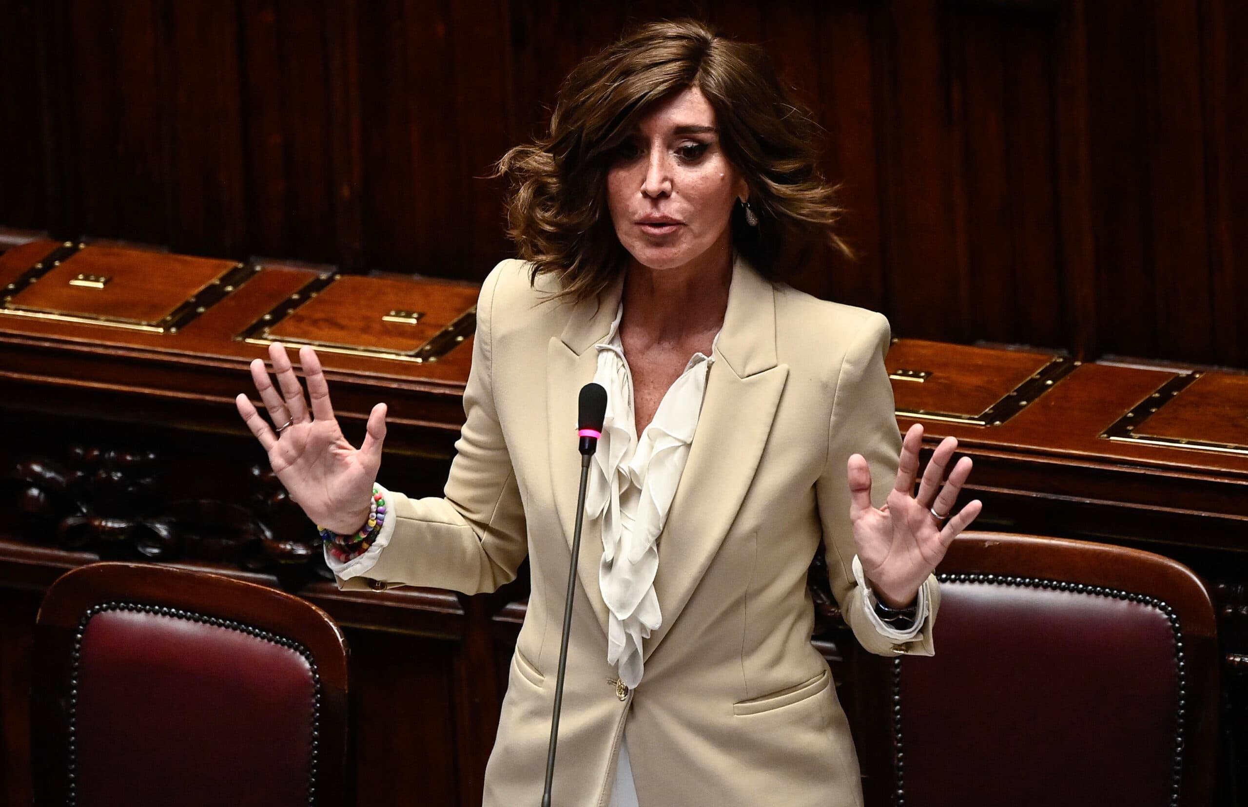 Dopo la lettera di 200 ricercatori, la ministra Bernini cambia il Bando FIS 3: slittano le scadenze per salvare i progetti