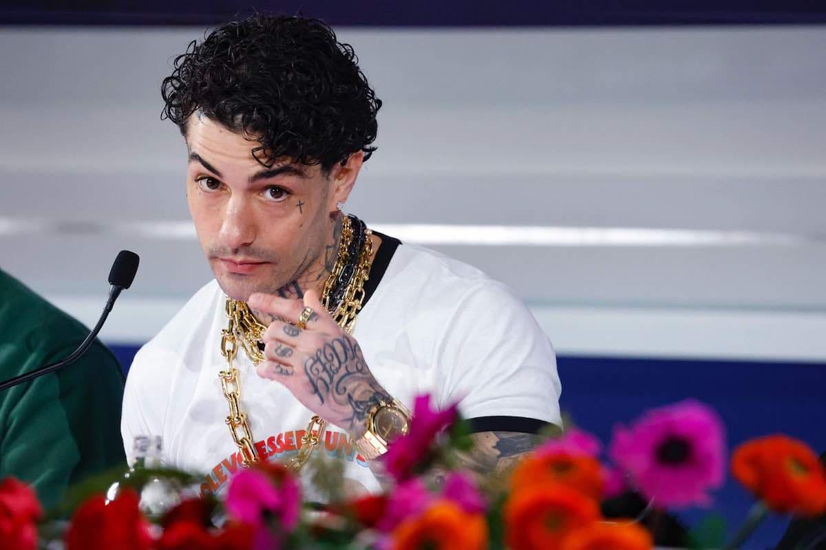 Tony Effe rischia il processo per una rissa in Sardegna