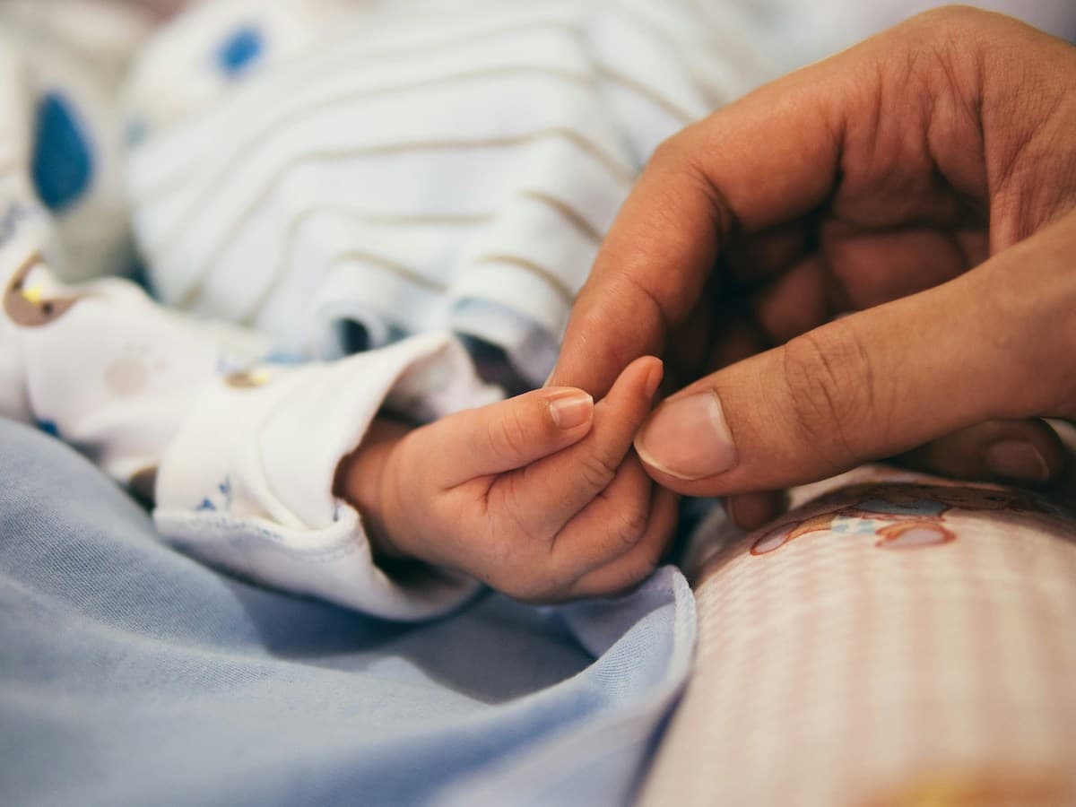 Madri sole dopo il parto: perché la puericultrice può essere fondamentale (e perché c’è il rischio che diventi un lusso)