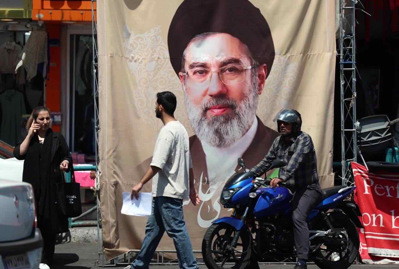 Da Teheran nuove minacce: «Azioni militari senza precedenti contro blocco su Hormuz». E Trump si posta col mitra: «Datevi una regolata» – La diretta