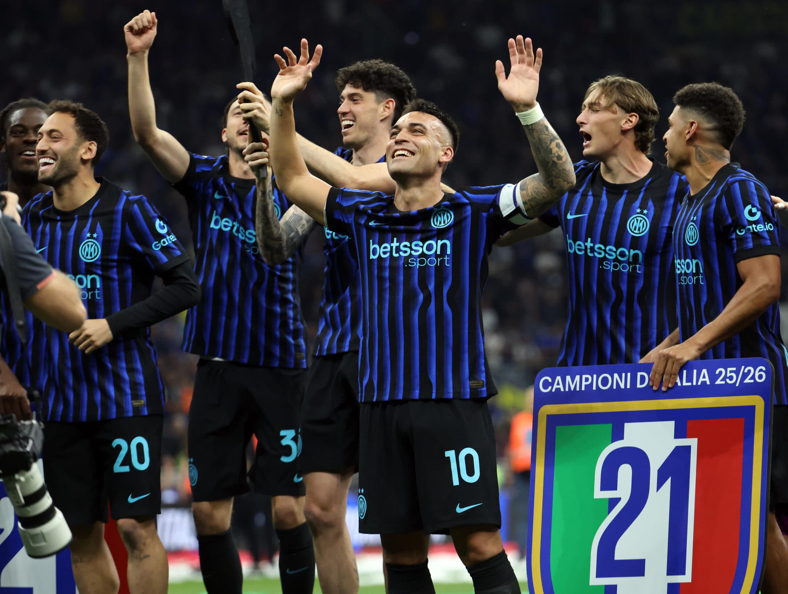 L’Inter vince il suo 21° scudetto battendo il Parma 2-0. Festa grande dei tifosi in piazza del Duomo