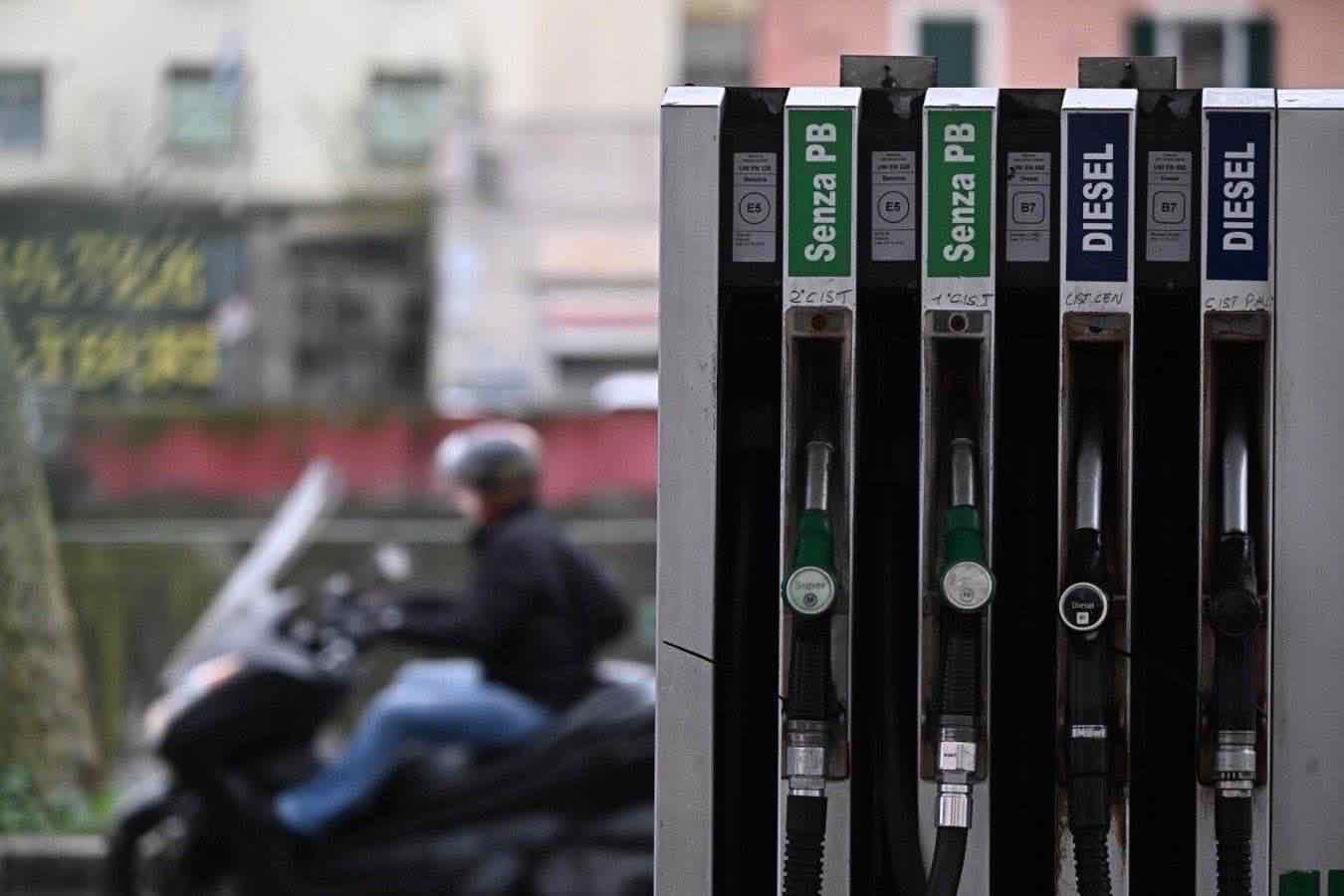 Sale la benzina, stabile il diesel: come cambiano i prezzi alla pompa dopo il taglio delle accise. Il Codacons: «Rincari fino a 1.000 euro a famiglia»