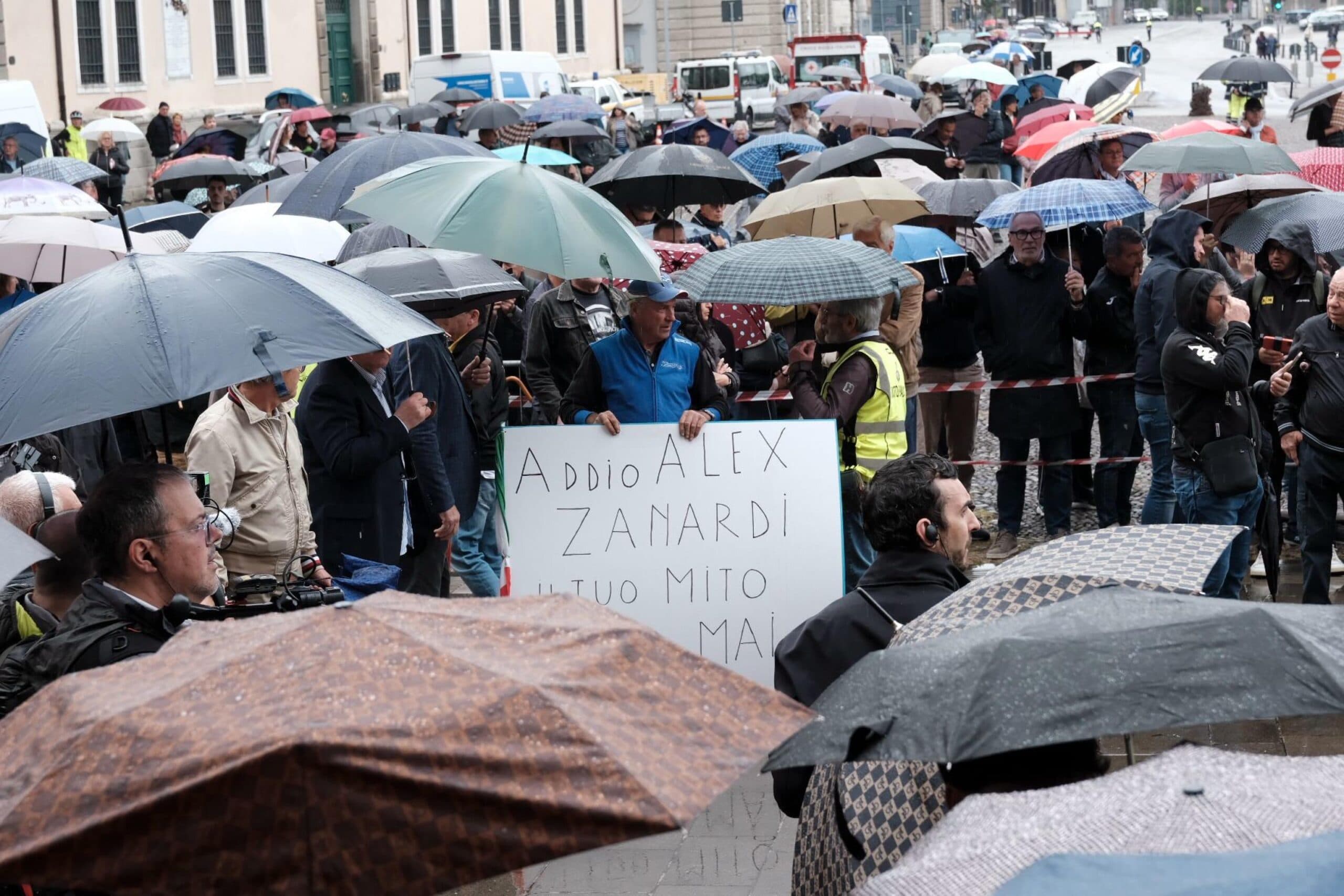 I funerali di Zanardi a Padova, la sua handbike davanti all’altare. Don Pozza: «Alex siamo noi se sapremo raccoglierne l’eredità» – Il video