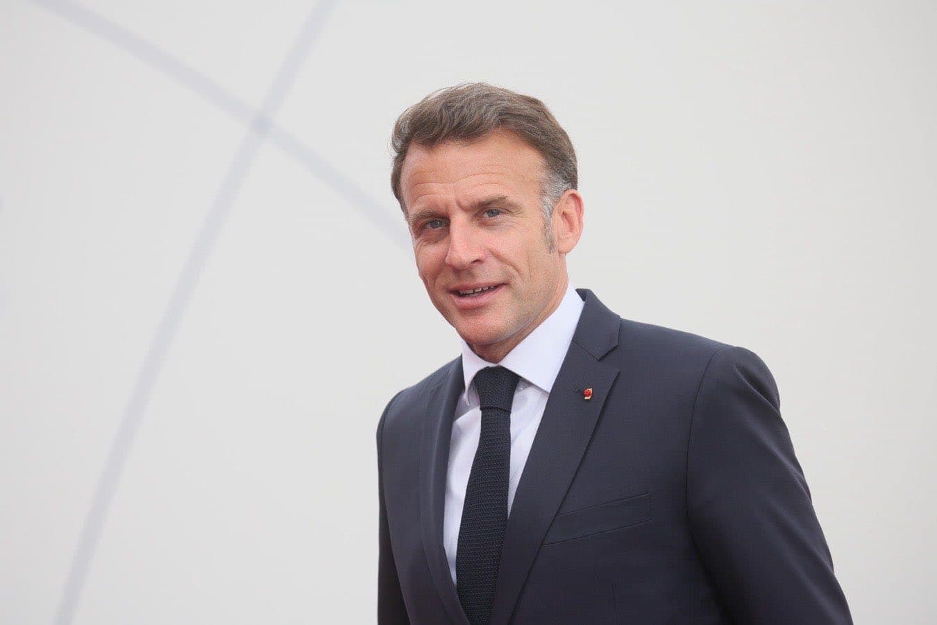 Macron (con Meloni e Starmer) a Erevan sul tema dell’eccesso di dipendenza europea dall’ombrello militare Usa: «È l’elefante nella stanza» – Il video