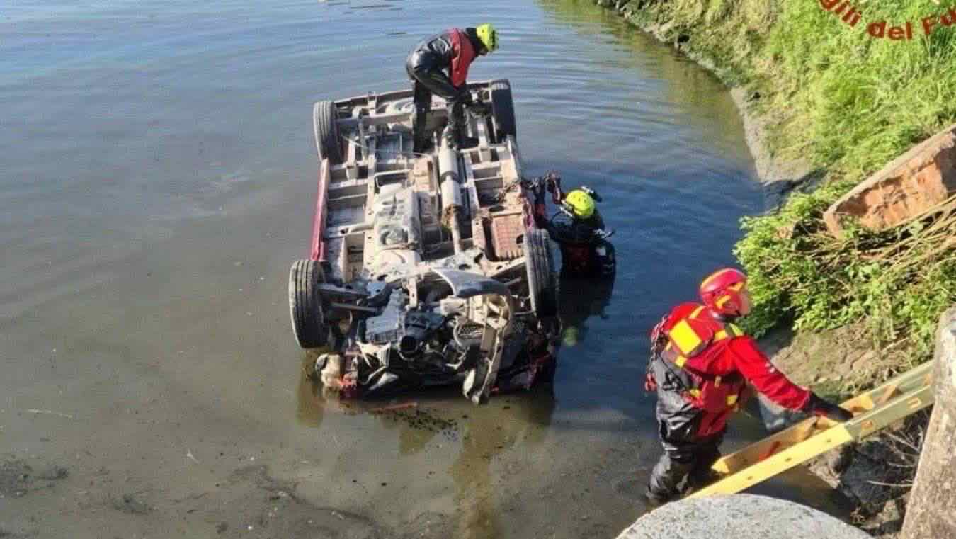 Minivan con 9 persone a bordo cade in un canale, tragedia nel Veneziano: tre passeggeri morti