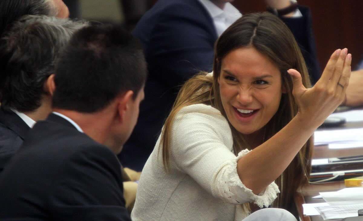 «Avevamo già la sua cameretta»: parla la coppia uruguaiana scartata per Nicole Minetti. Il nodo dei precedenti penali dietro il via libera lampo