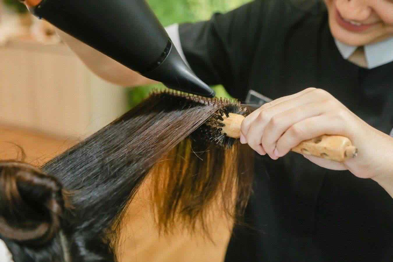 Dal 1° maggio stop a smalti, tinte e profumi tossici. L’Europa cambia le regole per parrucchieri ed estetiste: ecco cosa non potrai più usare