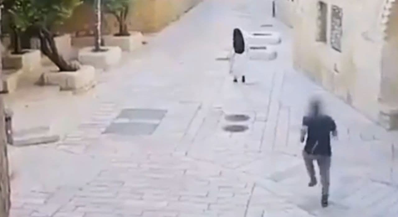 Suora aggredita da un israeliano a Gerusalemme, le immagini shock dell’agguato: arrestato 36enne – Il video