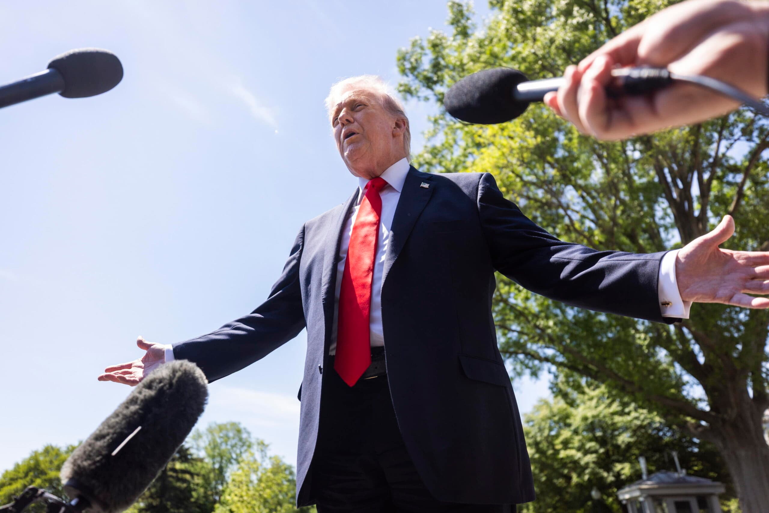 Trump punisce l’Ue, dazi al 25% sulle auto: «Patti violati». L’ira di Bruxelles: «È inaffidabile»
