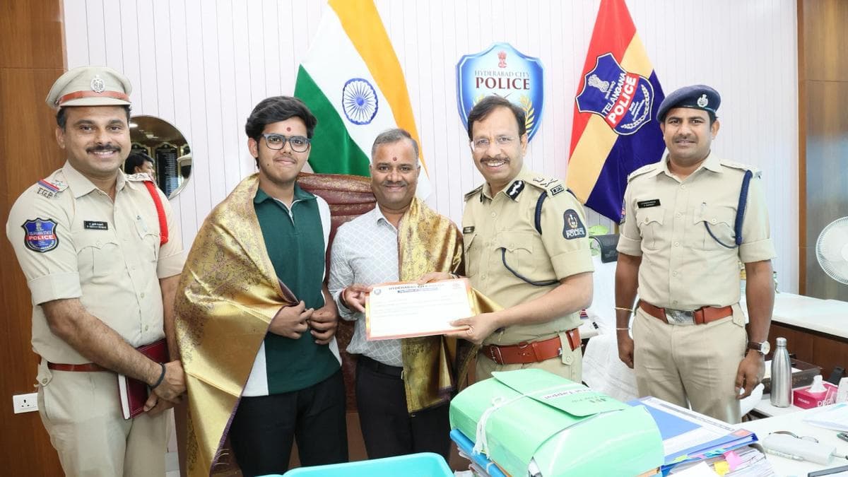 Hyderabad Police Commissioner Sajjanar felicitates father-son duo for exposing illegal gas refilling racket