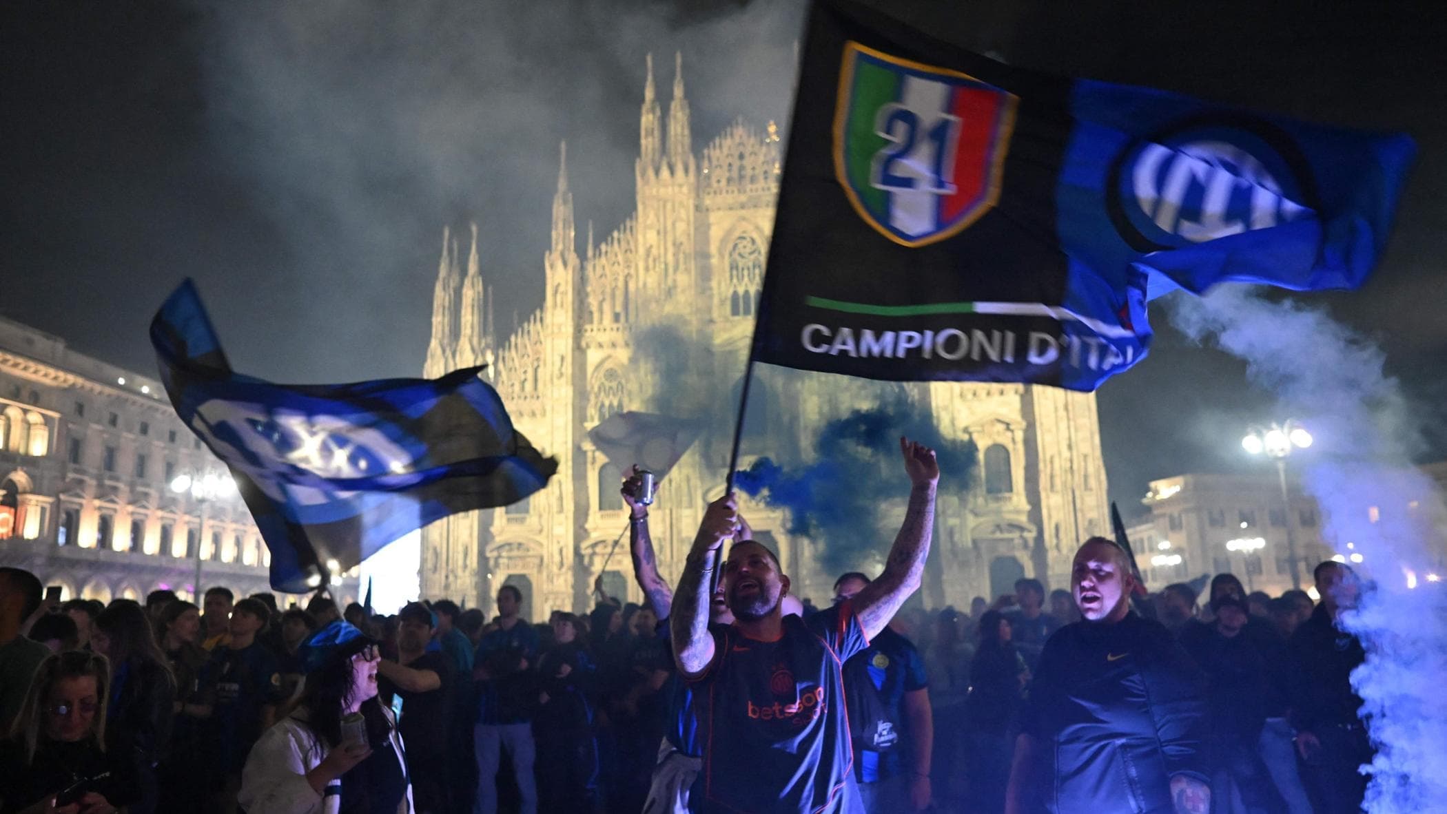 Inter, esplode la gioia del popolo nerazzurro: le immagini della festa per il ventunesimo scudetto