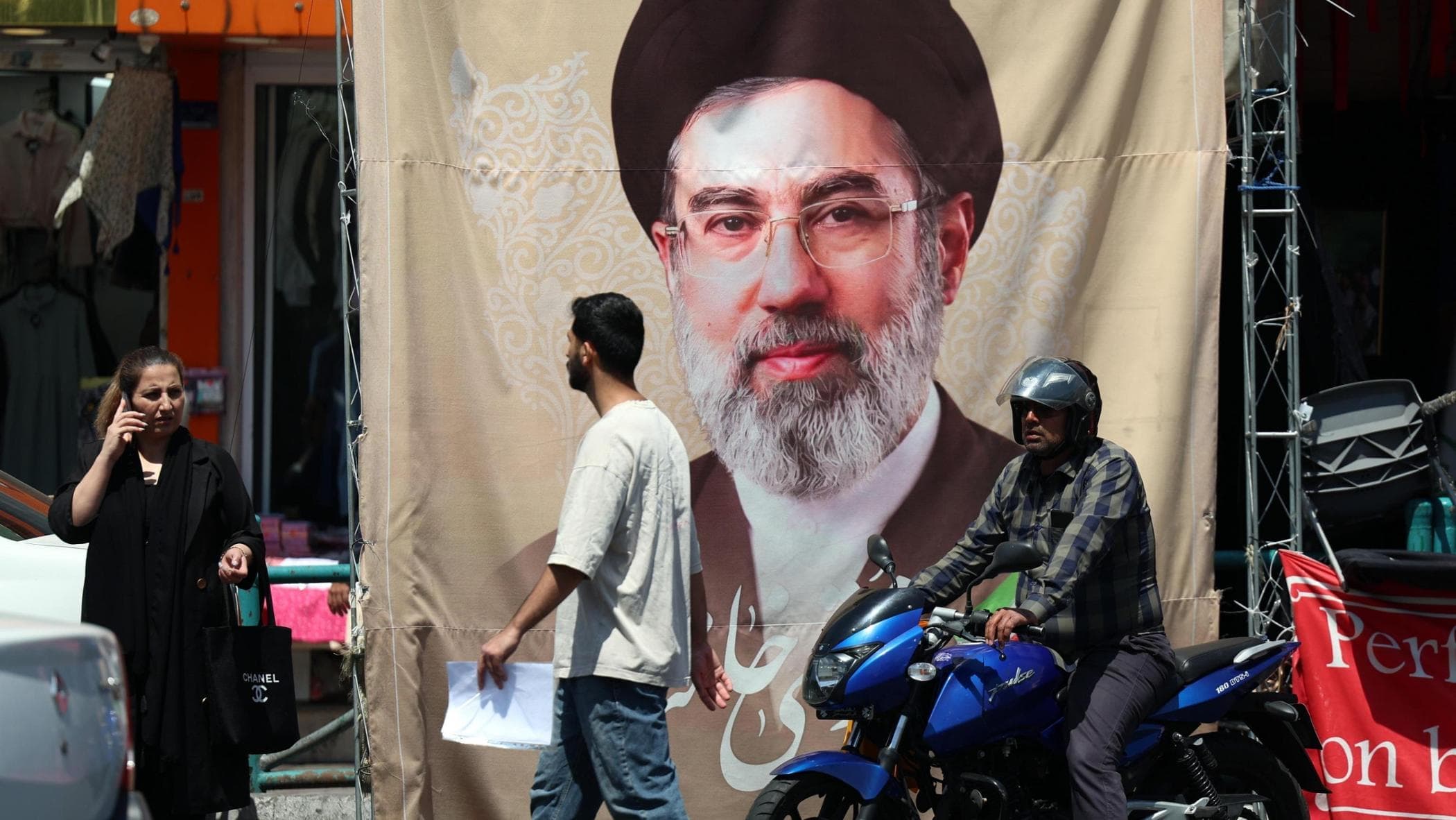 Guerra in Iran, news di oggi. Trump: “Teheran al collasso, ci ha chiesto di aprire Hormuz”