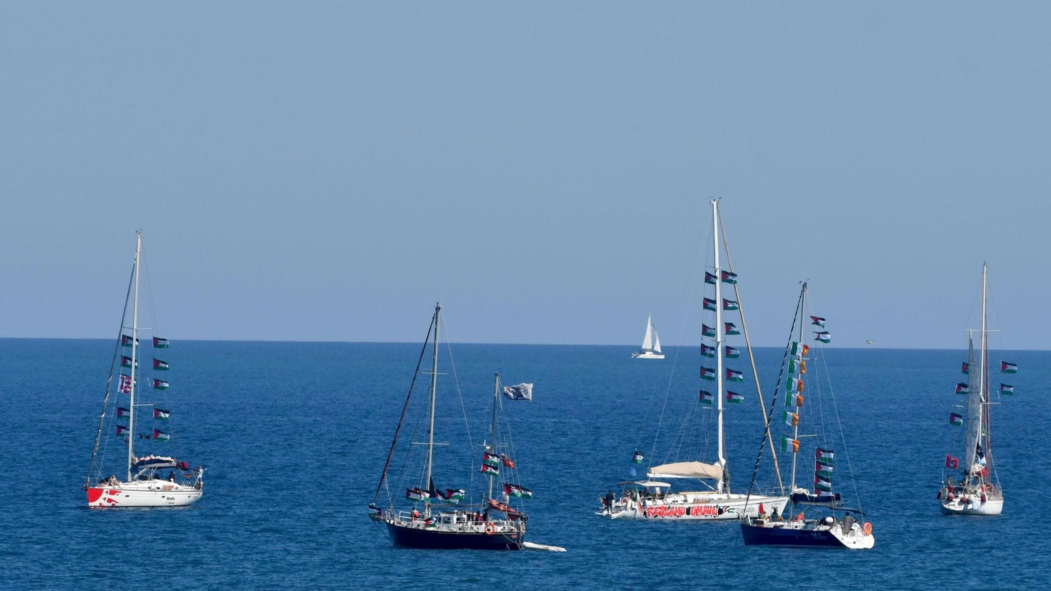 Flotilla, prime minacce lungo la rotta verso Gaza: “Motovedette cercano di bloccarci”